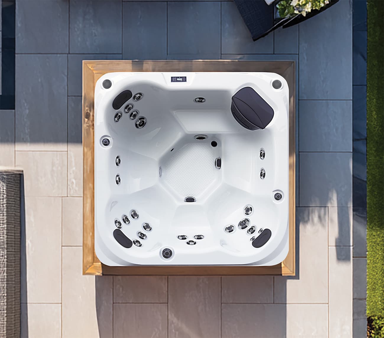 St Tropez hot tub by Platinum Spas